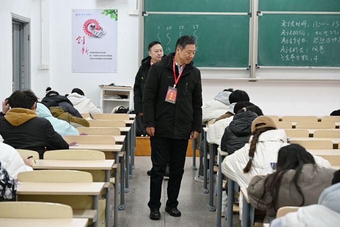 校领导带队深入考场巡视检查期末考试工作4.jpg